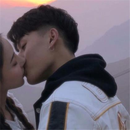 描写女生外貌的句子