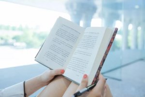 ​100个短句摘抄大全（100句经典名作最精华句子，值得收藏！)